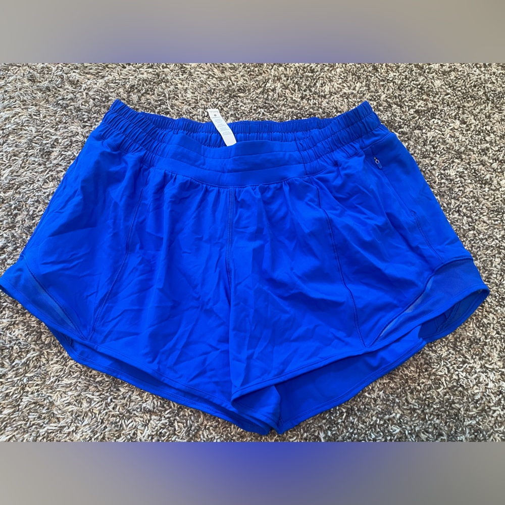 Lululemon Hotty Hot Low-Rise Lined
Short 4"